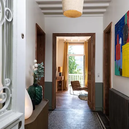 Eliane - Parking Prive Πανσιόν